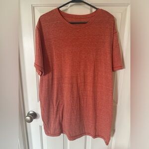 American Eagle men’s short sleeved t-shirt in a dark orange color. Size XL.